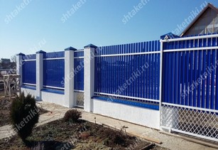 Фото забора из синего штакетника в Владикавказе